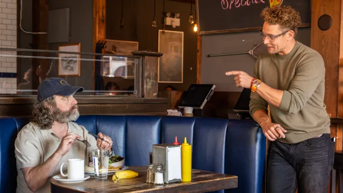 The Audacity mostra Billy Magnussen e Sarah Goldberg em cena como executivo e terapeuta em sátira do Vale do Silício na AMC