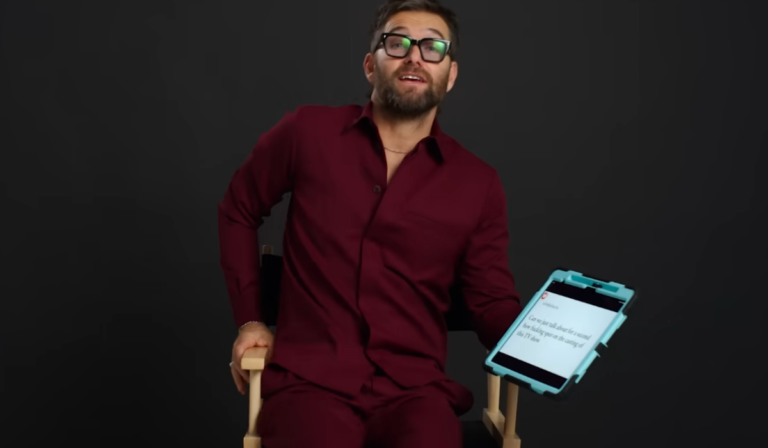 Antony Starr em evento promocional de The Boys durante discussão sobre finais de séries e narrativa televisiva