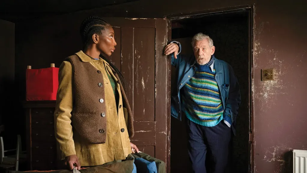 Ian McKellen em The Christophers como artista decadente envolvido em disputa por obras de arte e legado