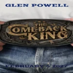 Glen Powell em imagem promocional de The Comeback Kid revelando título do filme