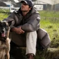 Os atores Jacob Elordi e Josh Brolin em cena do filme The Dog Stars em um ambiente pós-apocalíptico.