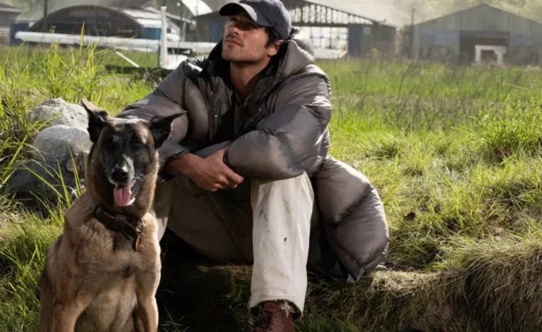 Os atores Jacob Elordi e Josh Brolin em cena do filme The Dog Stars em um ambiente pós-apocalíptico.