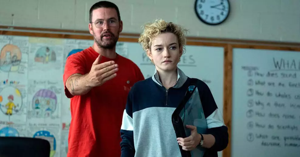 O diretor Zach Cregger em um set de filmagem preparando sua nova produção de ficção científica.