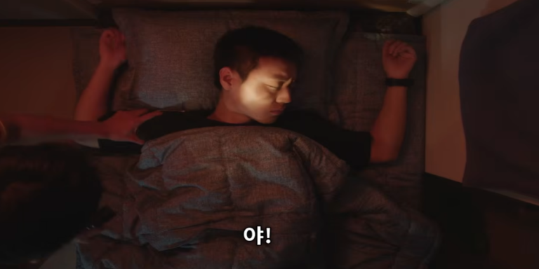 Ator Park Ji-hoon fardado na cozinha militar durante cena de The Legend of Kitchen Soldier