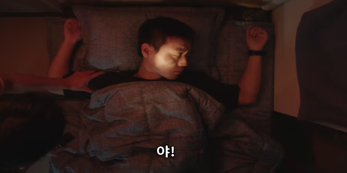 Ator Park Ji-hoon fardado na cozinha militar durante cena de The Legend of Kitchen Soldier