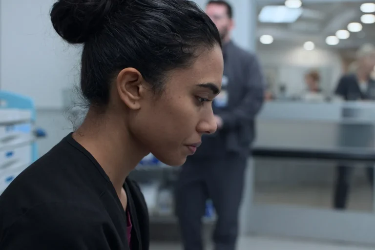 Supriya Ganesh interpreta a Dra. Samira Mohan em 'The Pitt'.