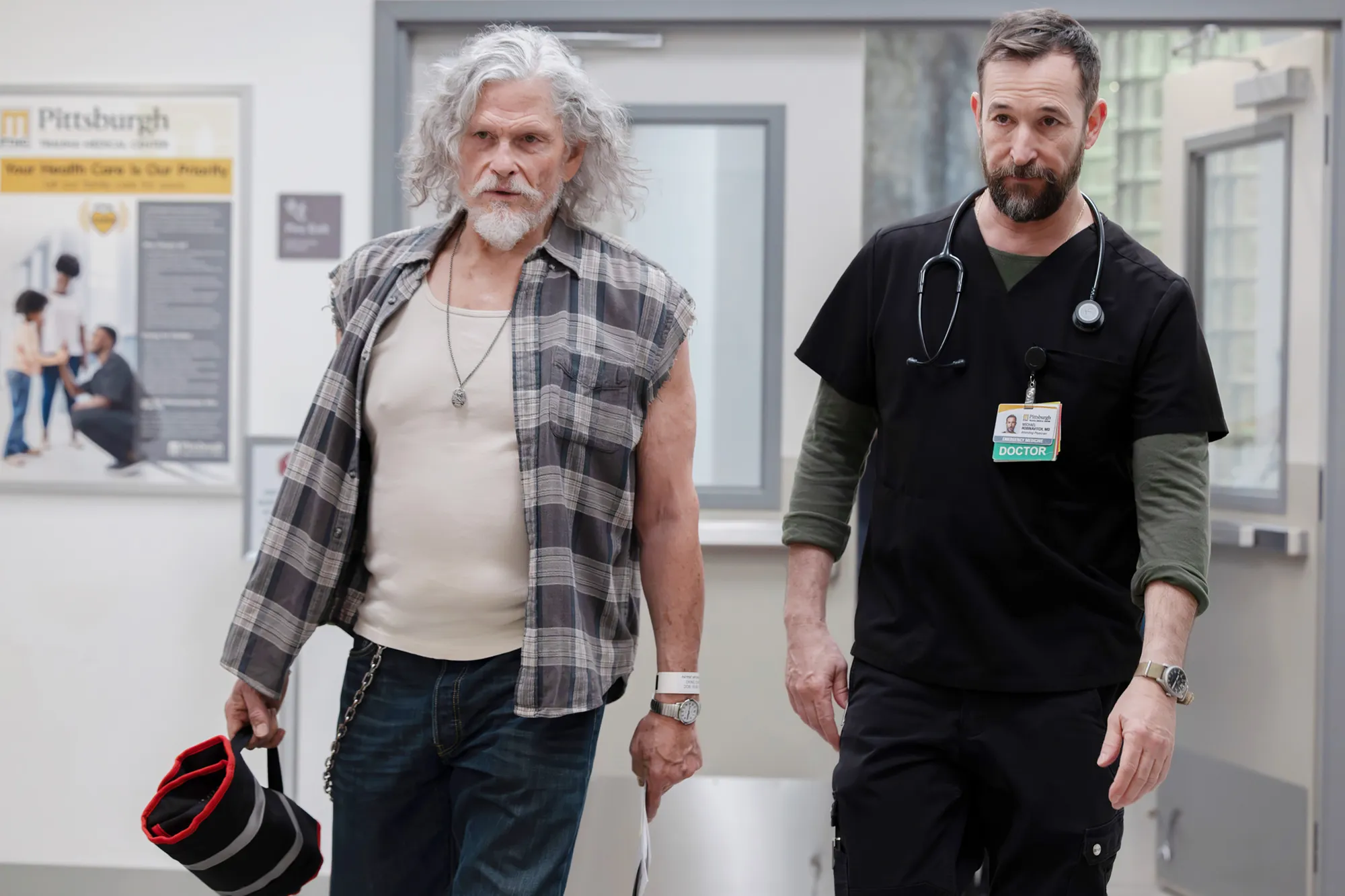 Jeff Kober como Duke e Noah Wyle como Dr. Robby no final da 2ª temporada de 'The Pitt'.