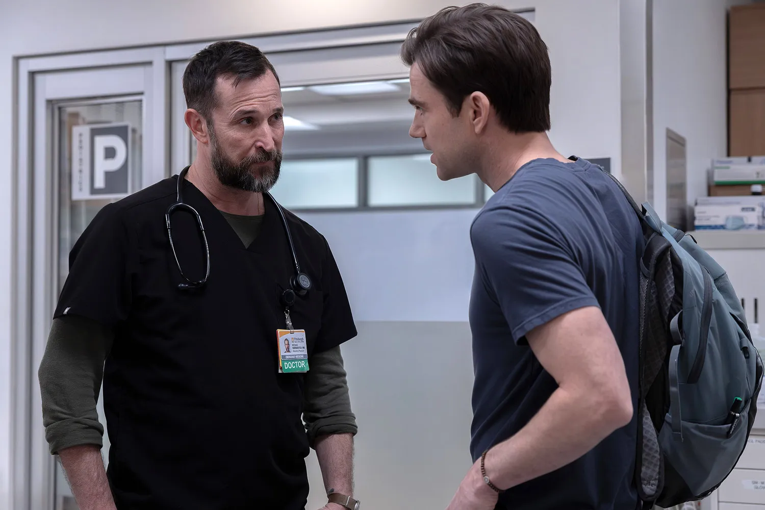 Noah Wyle como Dr. Robby e Patrick Ball como Dr. Frank Langdon no episódio final da 2ª temporada de 'The Pitt'.