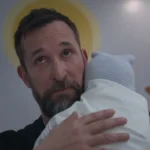 O ator Noah Wyle em cena dramática no hospital durante o final de temporada de The Pitt