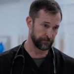 Noah Wyle e elenco de The Pitt durante painel de discussão no PaleyFest.