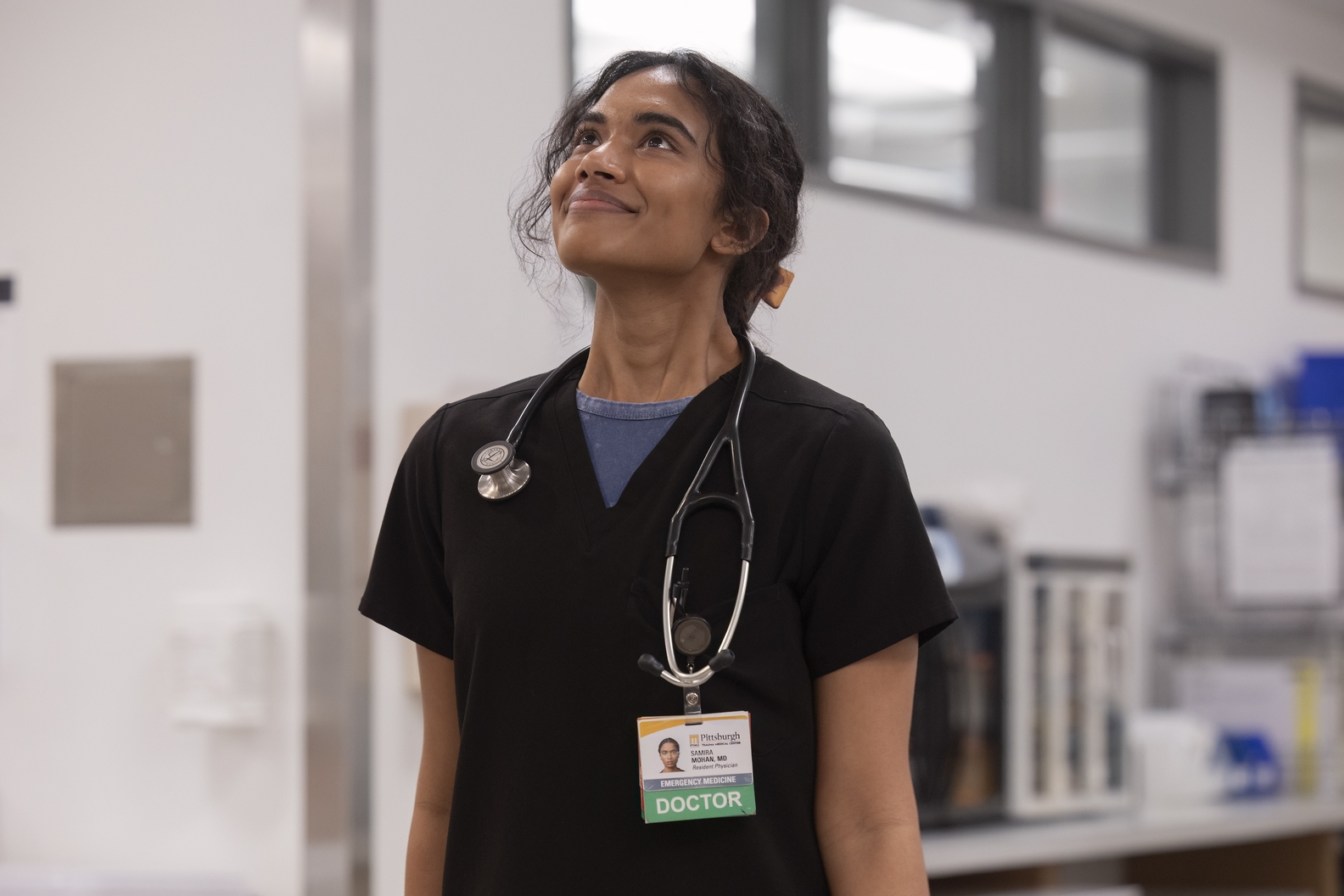 A atriz Supriya Ganesh caracterizada como a Dra. Mohan em um cenário de hospital