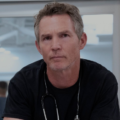 Shawn Hatosy como Dr. Abbott em cena de The Pitt durante episódio da série