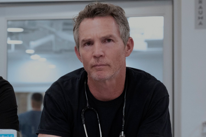 Shawn Hatosy como Dr. Abbott em cena de The Pitt durante episódio da série