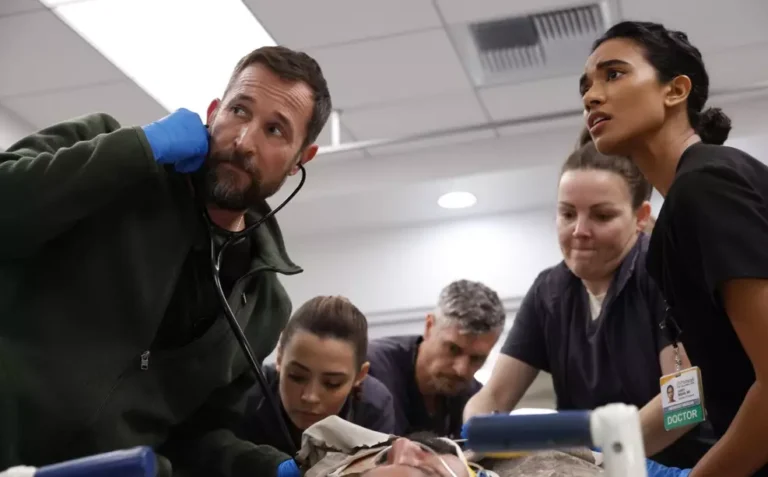 Supriya Ganesh como Samira Mohan em cena de The Pitt