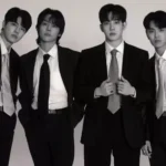 Os integrantes da banda sul-coreana The Rose em uma performance emocionante no palco.