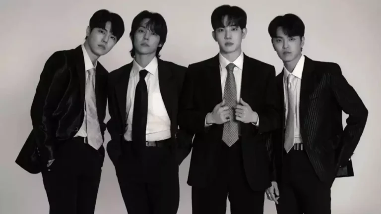 Os integrantes da banda sul-coreana The Rose em uma performance emocionante no palco.