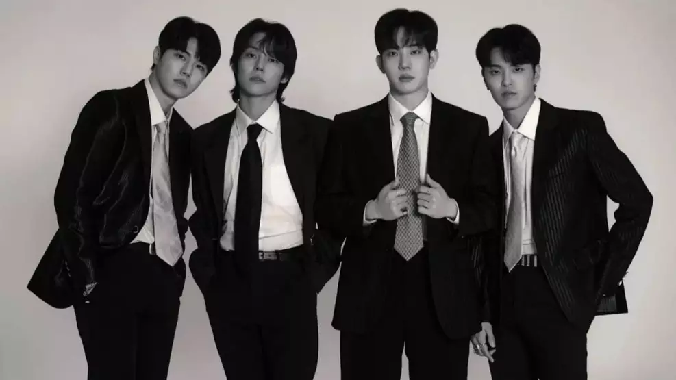 Os integrantes da banda sul-coreana The Rose em uma performance emocionante no palco.