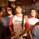 Elenco de The Runarounds em cena da série musical cancelada pelo Prime Video