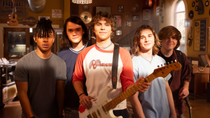 Elenco de The Runarounds em cena da série musical cancelada pelo Prime Video