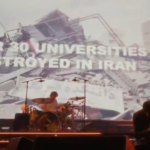 Telão de show do The Strokes no Coachella com imagens exibidas durante encerramento