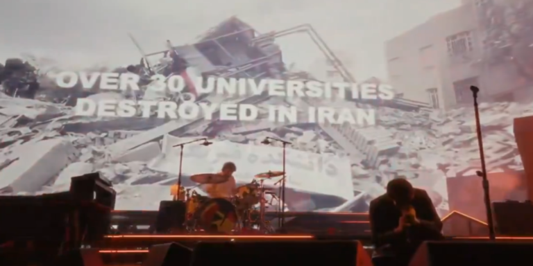 Telão de show do The Strokes no Coachella com imagens exibidas durante encerramento