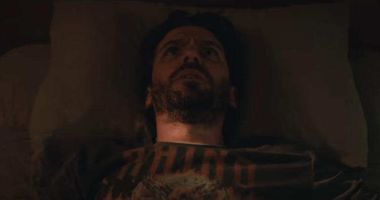 Ator Dan Stevens interpretando Pepper, o protagonista da série The Terror: Devil in Silver, em um ambiente hospitalar sombrio.