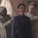 Elenco de The Testaments em cena ambientada no regime de Gilead