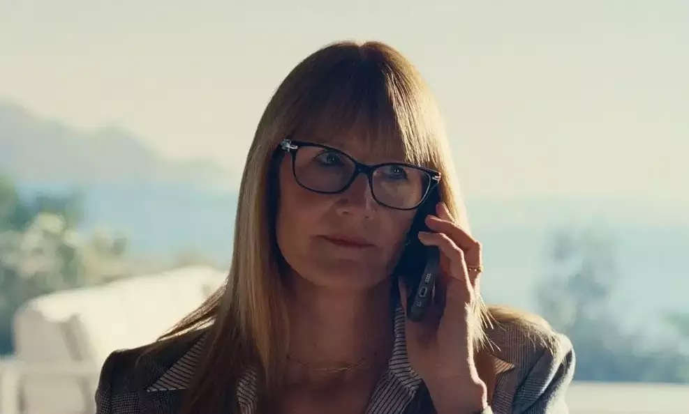 Laura Dern em cena de The White Lotus durante nova temporada ambientada na França