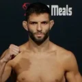 Lutador Thiago Moisés durante combate contra Gauge Young no card principal do UFC Winnipeg.