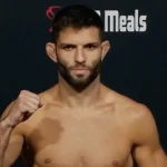 Lutador Thiago Moisés durante combate contra Gauge Young no card principal do UFC Winnipeg.