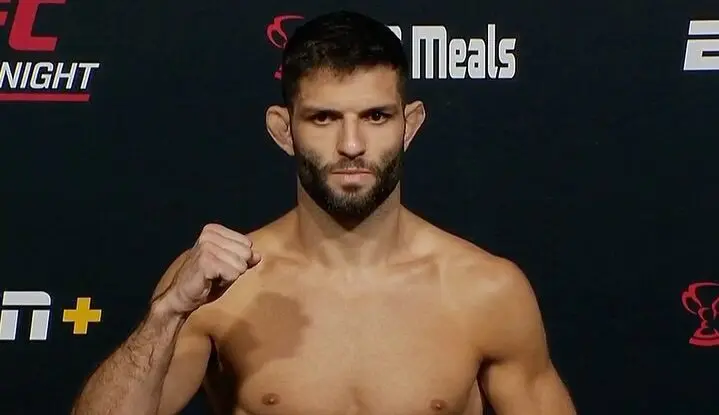 Lutador Thiago Moisés durante combate contra Gauge Young no card principal do UFC Winnipeg.