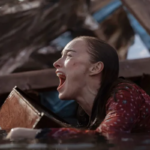 Atriz Phoebe Dynevor em cena de tensão no suspense aquático Thrash.