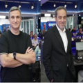 Logotipo do canal Times Brasil CNBC em estúdio moderno de jornalismo de negócios