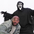 O assassino mascarado de Todo Mundo em Pânico 6 em paródia de filmes de terror recentes