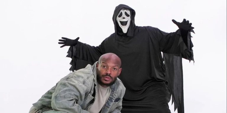 O assassino mascarado de Todo Mundo em Pânico 6 em paródia de filmes de terror recentes