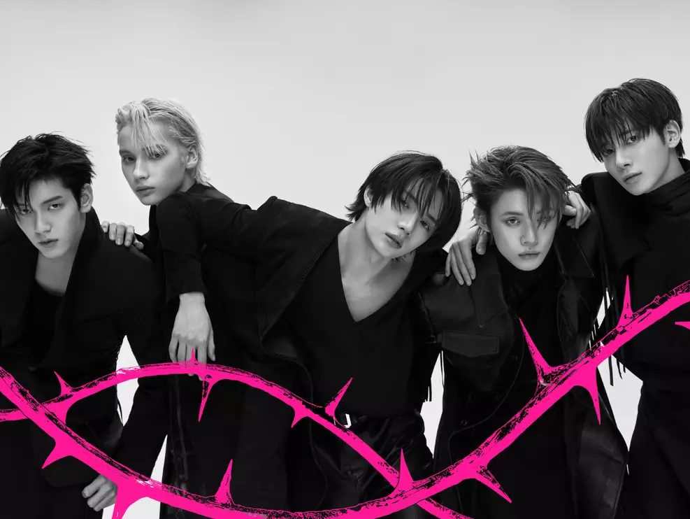 Integrantes do grupo de k-pop Tomorrow X Together em cena do clipe Stick With You.