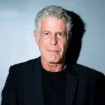 Cena de bastidor do filme Tony com Dominic Sessa interpretando o chef Anthony Bourdain