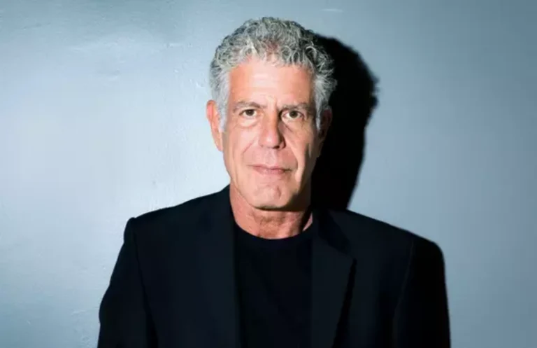 Cena de bastidor do filme Tony com Dominic Sessa interpretando o chef Anthony Bourdain