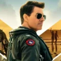 Tom Cruise como o piloto Pete Maverick Mitchell em cena de Top Gun