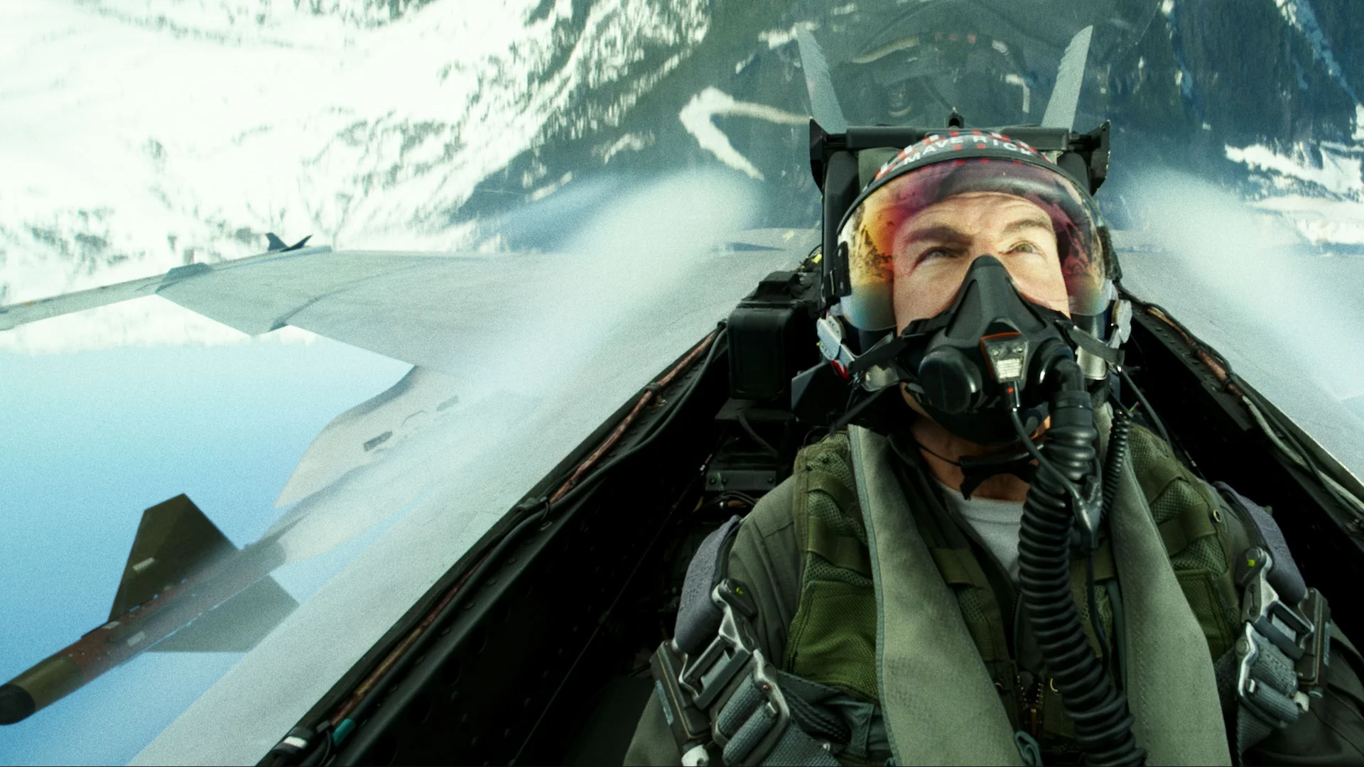 Cena de Top Gun Maverick com Tom Cruise em missão aérea no Paramount+