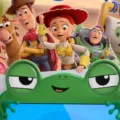 Brinquedos da franquia Toy Story observando preocupados um tablet infantil