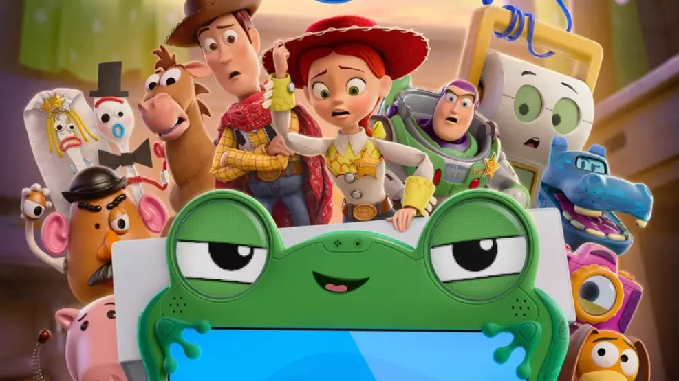 Brinquedos da franquia Toy Story observando preocupados um tablet infantil