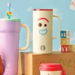 Imagem promocional da franquia Toy Story com produtos da colaboração Starbucks Coreia do Sul