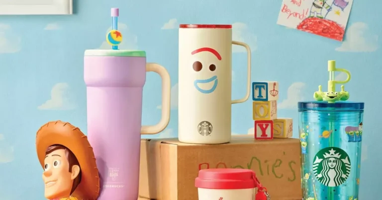 Imagem promocional da franquia Toy Story com produtos da colaboração Starbucks Coreia do Sul