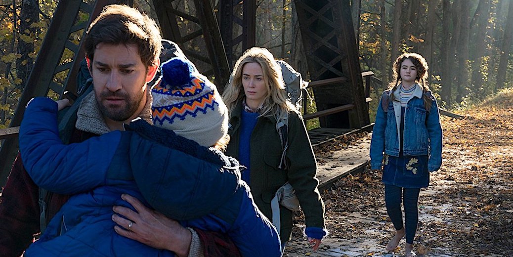 Cena de Um Lugar Silencioso com família em silêncio para sobreviver no Paramount+