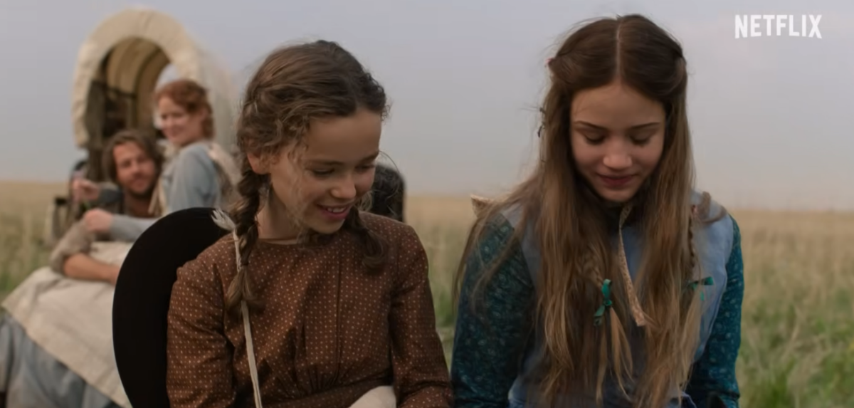 uma-casa-na-pradaria-netflix-trailer-estreia Cena da família Ingalls atravessando as planícies de Minnesota na série Uma Casa na Pradaria.