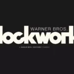 Logotipo da Warner Bros. Discovery em destaque durante apresentação na CinemaCon.