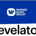 Logos da Warner Music e Revelator em anúncio de aquisição no mercado de distribuição musical