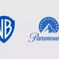 Logotipos da Warner Bros. Discovery e Paramount em destaque sobre fundo de estúdio de cinema.