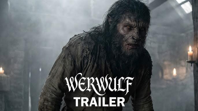 Werwulf mostra Aaron Taylor-Johnson em cena sombria durante transformação em lobisomem em vila medieval